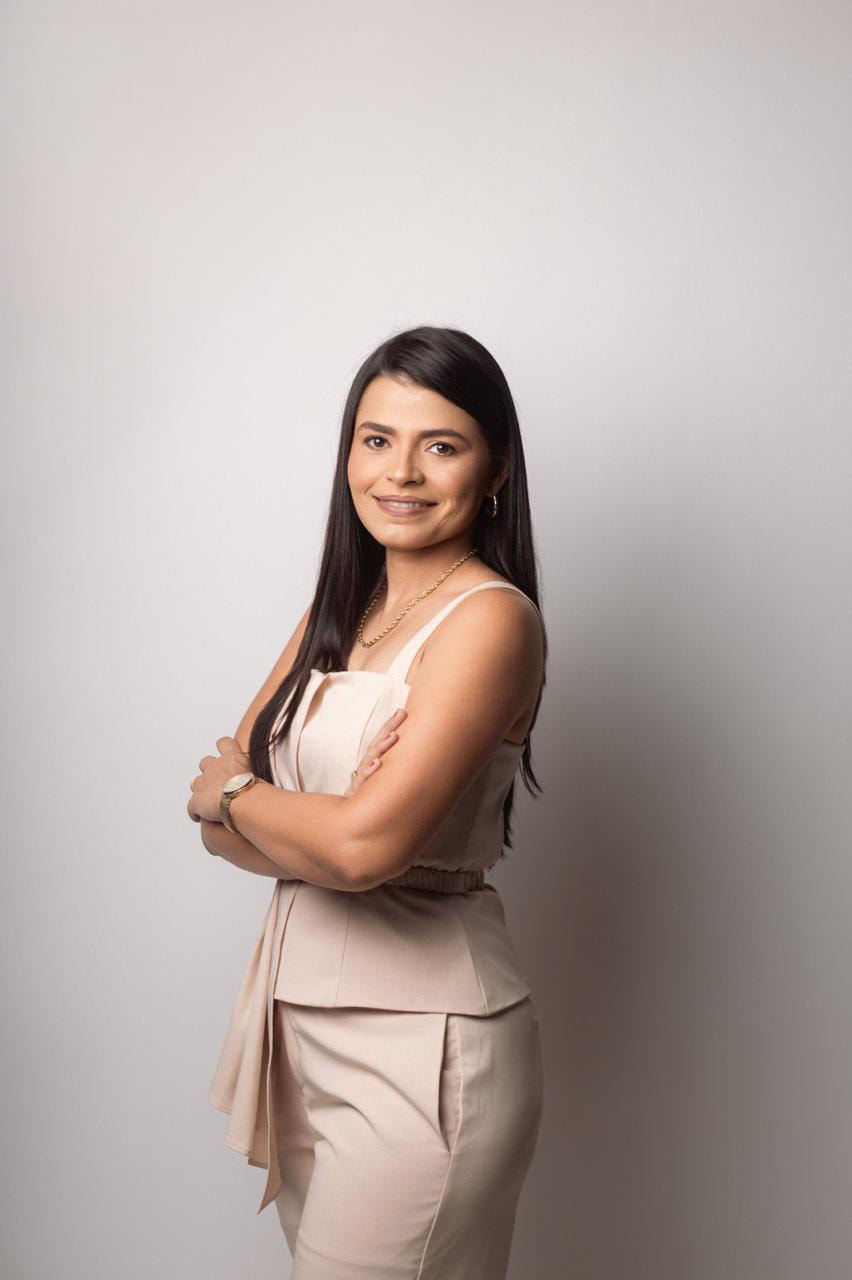 Retrato profissional de Eva Almeida em ambiente de escritório.